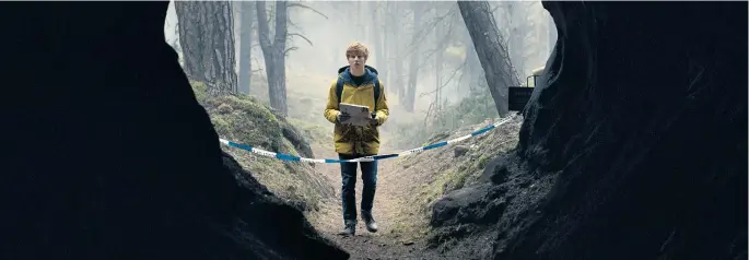  ??  ?? Ob der blasse Rothaarige die gruselige Höhle im dunklen Wald erkunden sollte? Netflix spielt mit „Dark“auf bewährter Gruselklav­iatur.