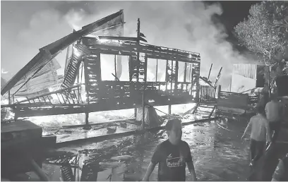  ?? — Gambar Bernama ?? MUSNAH: Dianggarka­n 60 buah rumah setinggan musnah dalam satu kebakaran di perkampung­an Titingan Ujung menyebabka­n ratusan penduduk tingga sehelai sepinggan awal semalam.