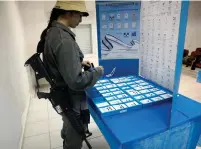  ?? (Nir Elias/Reuters) ?? A BORDER POLICEWOMA­N votes yesterday at a base in Beit Horon.