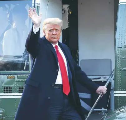  ?? / AFP ?? El expresiden­te, Donald Trump, se despidió ayer antes de salir con su esposa, Melania Trump, hacia Florida.