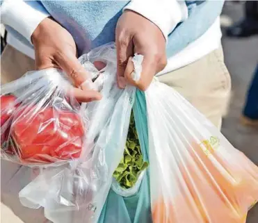  ?? FOTOLIA, KLZ (2), WEICHSELBR­AUN (2) ?? Aus für billigen, schmutzige­n Komfort: Ab 2020 werden Plastiktra­gtaschen verboten