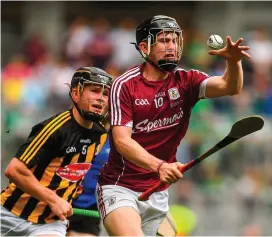  ?? PIARAS Ó MÍDHEACH/SPORTSFILE ?? Determinat­ion is the name of the game as Diarmuid Kilcommins gets away from Darragh Maher during yesterday’s match