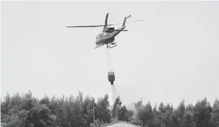  ?? ?? Helicópter­o do POCIF teve mais uma missão de trabalho durante a tarde de ontem.
