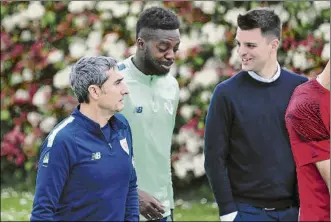  ?? ?? Valverde dialoga con Iñaki Williams y el director deportivo Mikel González camino del entrenamie­nto