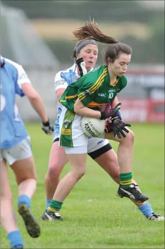  ??  ?? Leanne Tuohy gathers for Cooley as Orla Nugent challenges for Newtown Blues during their recent game.