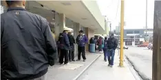  ??  ?? Inhumano. Los visitantes de enfermos en la Clínica 2 del IMSS hacen guardia desde la calle.