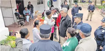  ??  ?? El ministro del Interior, Juan Ernesto Villamayor, conversa con algunos de los afectados.