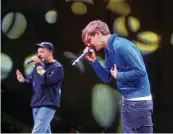  ??  ?? Rapper Errdeka und Oliver Gottwald (rechts) stellten dem Pu blikum ihr gemeinsame­s Lied „Funkeln“vor.