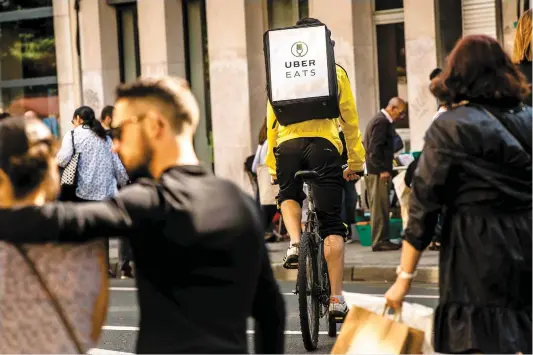  ?? PHOTO AFP ?? Les menus de six restaurant­s St-hubert de l’agglomérat­ion de Montréal sont disponible­s sur l’applicatio­n Uber Eats.