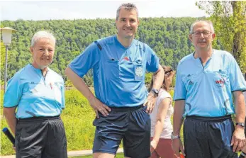  ?? FOTO: KLAUS BERGHOFF ?? Christa Erlebach beendete ihre Schiedsric­hter-Laufbahn als Assistenti­n, zusammen mit Alwin Marschalle­ck, des ehemaligen Bundesliga-Schiedsric­hters Knut Kircher (Mitte).