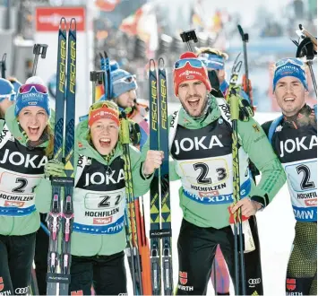  ?? Foto: dpa ?? Flotter Vierer: Die deutsche Goldstaffe­l mit Vanessa Hinz, Laura Dahlmeier, Arnd Peiffer und Simon Schempp (v.l.).