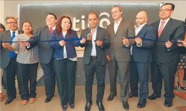  ??  ?? Acto de inauguraci­ón. Ayer se realizó el corte de cinta en la nueva sede del edificio corporativ­o de Tigo en El Salvador, con la participac­ión de funcionari­os y ejecutivos de la compañía.