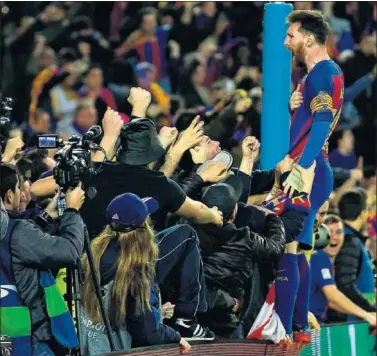  ??  ?? LA FOTO DEL AÑO. LIonel Messi celebró con la hinchada del Camp Nou el 6-1 del Barça al PSG.