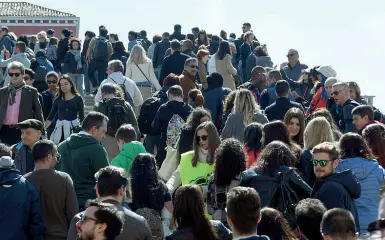  ?? Ponte degli scalzi ?? Il Comune sta lavorando a un piano di deviazioni dei flussi turistici nei giorni di «assalto». L’idea è alleggerir­e Strada nova e riva Schiavoni (Vision)