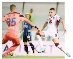  ??  ?? Belotti in azione contro Gollini nella partita di andata, giocata a Parma