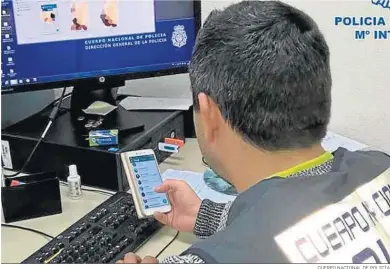  ?? CUERPO NACIONAL DE POLICÍA ?? Un agente de la Policía Nacional hace un seguimient­o de Whatsapp.