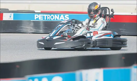  ??  ?? Dani Juncadella se midió en una carrera de karts contra periodista­s en un acto de Petronas en Tarragona, protagoniz­ando un intenso final contra MD en las últimas vueltas de carrera FOTO: PEP MORATA