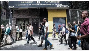  ?? The New York Times/MARIAN CARRASQUER­O ?? Katie Merriman’s tour passes the Allah School in Mecca Street Academy, which is home of the Five-Percent Nation, in Harlem.