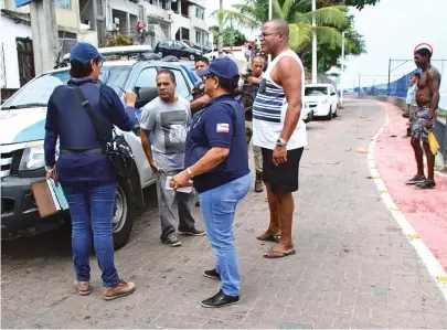  ??  ?? Policiais, familiares e curiosos acompanham o resgate do corpo de Robson dos Santos, 19, em Plataforma