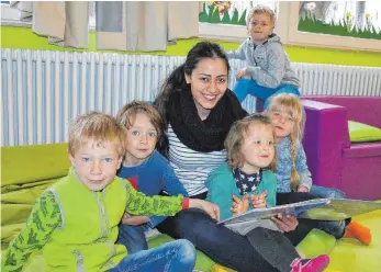  ?? FOTO: BETTINA MUSCH ?? Genügend Platz und Ruhe zum Vorlesen hat Anerkennun­gspraktika­ntin Fahriye Tezcan im Kindergart­en St. Maria in Unteranken­reute.