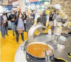  ?? EFE ?? El primer robot que hace paellas, presentado en H&T