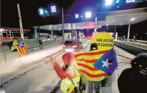  ?? EFE ?? Los CDR levantaron los peajes de la AP-7 el pasado domingo sin que los Mossos actuasen para evitarlo