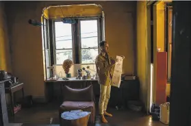  ?? Photos by Stephen Lam / The Chronicle ?? Artist David Wilson displays his handdrawn score of each window at the David Ireland House in the Mission during his solo exhibit, “Sittings.”