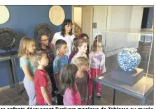  ??  ?? Les enfants découvrent l’univers magique de Tobiasse au musée Magnelli, musée de la céramique. (Photo Ph. D.)