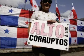  ?? FOTO: TT/AP/ARNULFO FRANCO ?? ”Stoppa korruption­en”, är budskapet från den här demonstran­ten, som i mars i år protestera­de mot Panamas ex-president Ricardo Martinelli.