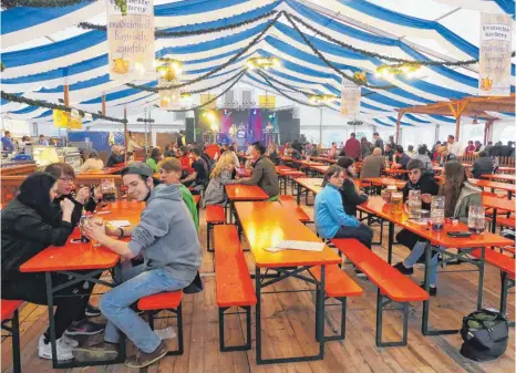  ?? ARCHIVFOTO: JASMIN AMEND ?? Nur wenige Besucher fanden im vergangene­n Jahr beim Aalener Frühlingsf­est den Weg ins Festzelt. Auch der Konsum von Bier ist rapide eingebroch­en. Statt eines Festzelts wird es bei der 71. Auflage deshalb ein Aalener Frühlingsf­estdorf geben.