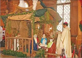  ??  ?? Bisschop Karel Choennie tijdens de kerstdiens­t op eerste kerstdag, waarbij veel rooms katholieke­n de Basiliek bezochten om gezamenlij­k de geboorte van Jezus Christus te gedenken.
(Foto: Johan de Randamie)