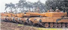  ?? FOTO: DPA ?? Türkische Soldaten bereiten an der Grenze zu Syrien ihre Panzer Leopard 2A4 auf den Einsatz im Nachbarlan­d vor.