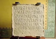  ??  ?? Dal 18 marzo Al Bardo saranno esposti 24 pezzi tra epigrafi e stele votive e funerarie