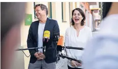  ?? FOTO: DPA ?? Robert Habeck und Annalena Baerbock sind seit Ende Januar Bundesvors­itzende der Grünen. Die Partei liegt aktuell bei 15 Prozent.