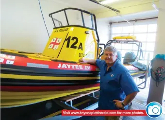  ?? Photos: Stefan Goosen ?? Visit www.knysnaplet­therald.com for more photos. SRI Knysna Station 12 commander Jerome Simonis with one of their sea rescue crafts, Jaytee IV.