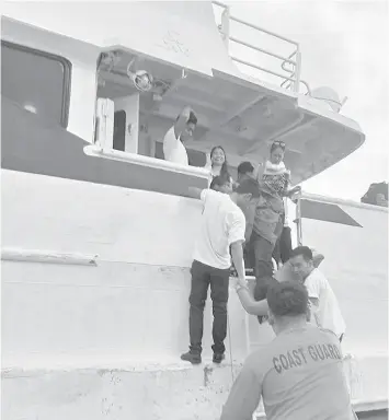  ?? COURTESY OF PHL COAST GUARD DUMAGUETE VIA RAFFY T. CABRISTANT­E
PHOTO ?? Coast Guard personnel conduct rescue operations by unloading first all the passengers from the beleaguere­d fast craft that ran aground on a reef off Siquijor island-province.