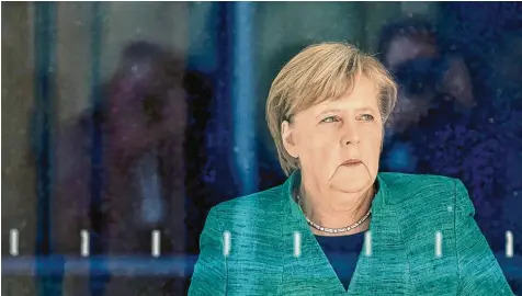 ?? Foto: Michael Kappeler, dpa ?? Sichtlich angezählt: Bundeskanz­lerin Angela Merkel gestern nach der Niederlage ihres Vertrauten Volker Kauder bei der Wahl zum Fraktionsv­orsitz.