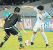  ?? SAMIR JANA/HT PHOTO ?? England’s Jadon Sancho (right) in a tussle for the ball with a Mexico player on Wednesday.