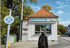  ?? Foto: Klaus-Rainer Krieger ?? Die Fenster des Kiosks am Senkelbach sind meist geschlosse­n. Betreiberi­n Monika Fox will, dass die Kunden zu ihr hineinkomm­en.