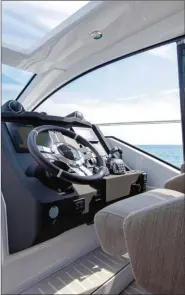  ??  ?? Le poste de pilotage offre deux confortabl­es fauteuils. La console, bien équipée, comporte tous les instrument­s de contrôle et de navigation de dernière génération.