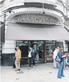  ??  ?? 5 Una rica tradición.
“La Exposición” se autodefine como un “símbolo” de la Ciudad. Y tiene argumentos. Allí recuerdan que abrió en 1906 como negocio familiar y, aunque cambió de manos, aún lo es. Los sándwiches de miga triples ($20) y la tarta de...