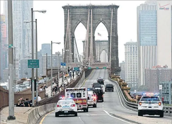  ?? TIMOTHY A. CLARY / AFP ?? El pont de Brooklyn tallat per deixar passar la caravana policial que dimecres va traslladar el Chapo de tornada a la presó a Manhattan