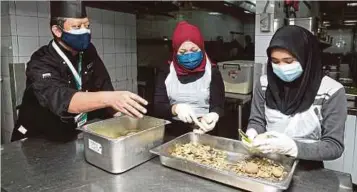  ??  ?? HAIRY Ismail (kiri) memantau penolong dapur yang turut serta dalam program Rumah Prihatin di Hotel Grand Seasons, Kuala Lumpur.