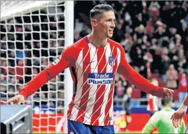  ??  ?? ALEGRÍA. Torres celebra su gol ante el Alavés, el que le dio el triunfo al Atleti y la segunda plaza.