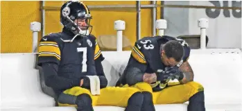  ??  ?? BEN roethlisbe­rger se sienta en la banca con Maurkice Pouncey (53) tras la derrota ante Cafés