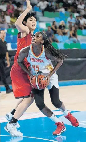  ?? FOTO: EFE ?? La pívot Astou Ndour, ante la japonesa Fujitaka durante el partido de ayer en Tenerife