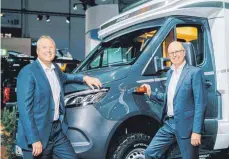  ?? FOTO: EHG ?? Thor-Chef Bob Martin (links) und EHG-Chef Martin Brandt 2019 auf dem Caravan-Salon in Düsseldorf: Unter dem Dach von Thor sind 33 Reisemobil­hersteller in Nordamerik­a und Europa gebündelt.