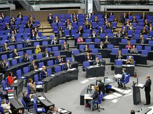  ?? FOTO: TOBIAS SCHWARZ / AFP VIA GETTY IMAGES ?? Der derzeitige Vizekanzle­r und SPD-Kanzlerkan­didat Olaf Scholz am Mittwoch am Rednerpult des Bundestage­s.