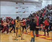  ?? JAKE HUTCHISON — ENTERPRISE-RECORD ?? Students at Chico High School play a game called finish the lyrics Friday in Chico.