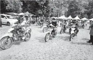  ??  ?? PARA peserta memecut laju motosikal sebaik dilepaskan oleh Badrol Hisham pada Kejohanan Motor Lasak Endurance Puncak Janing Challenge di Hutan Lipur Puncak Janing pada Sabtu. -Gambar Bernama